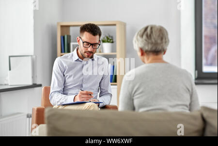 Ältere Frau, Patient und Psychologe Stockfoto