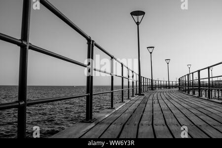 Ein schwarz-weiß Bild von einem Pier in die Grand Promenade von Limassol. Stockfoto