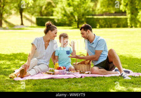 Glückliche Familie mit Picknick im Sommer Park Stockfoto