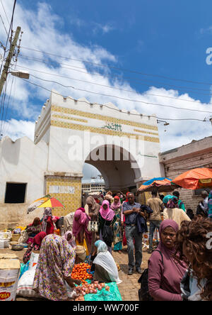 Lokalen Markt vor dem alten Tor der Stadtmauer, Harari region, Harar, Äthiopien Stockfoto