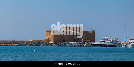 Ein Bild der mittelalterlichen Burg von Paphos aus den Strand genommen. Stockfoto