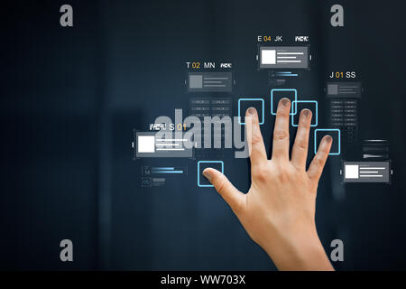 Hand auf dem Touchscreen Scan scannen für den Datenzugriff Stockfoto