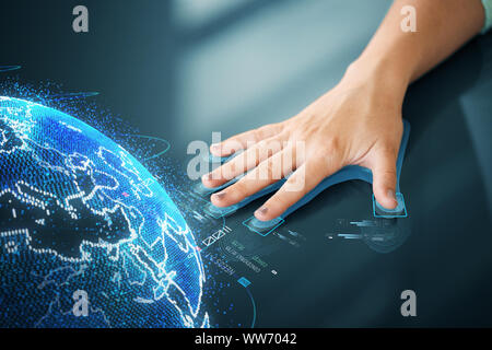 Hand auf dem Touchscreen Scannen von Fingerabdrücken Stockfoto