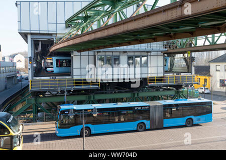 Deutschland, Nordrhein-Westfalen, Wuppertal die Wuppertaler Schwebebahn ist ein öffentliches Verkehrssystem, das am 1. März 1901 eröffnet wurde, der neuesten Generation von Fahrzeugen, WSW GTW Generation 15, in Betrieb seit Dez. 2016 Stockfoto