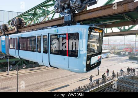 Deutschland, Nordrhein-Westfalen, Wuppertal die Wuppertaler Schwebebahn ist ein öffentliches Verkehrssystem, das am 1. März 1901 eröffnet wurde, der neuesten Generation von Fahrzeugen, WSW GTW Generation 15, in Betrieb seit Dez. 2016 Stockfoto