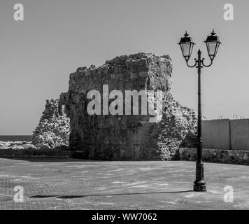 Ein schwarz-weiß Bild von den Ruinen einer alten Festung neben der mittelalterlichen Burg von Paphos. Stockfoto