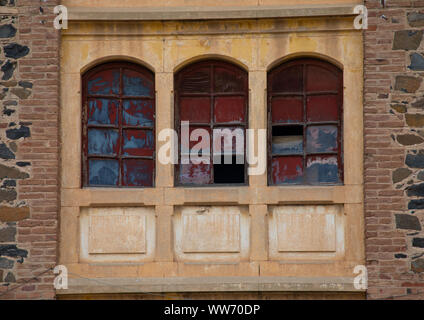 Fenster der Alten Oper aus der italienischen Kolonialzeit, Central region, Asmara, Eritrea Stockfoto