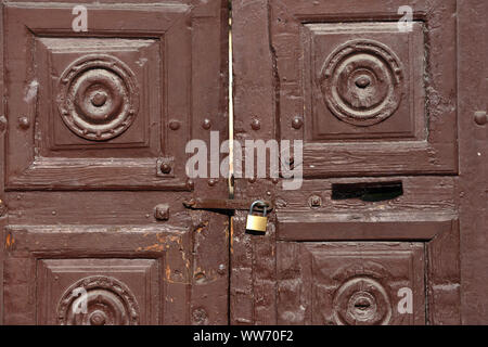 Alte braune Holztor mit einem metallschloss Stockfoto