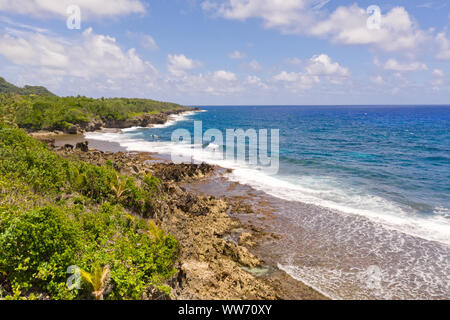 Die felsige Küste von einer tropischen Insel. Siargao, Philippinen. Marine mit Palmen in sonniges Wetter, Luftbild. Stockfoto