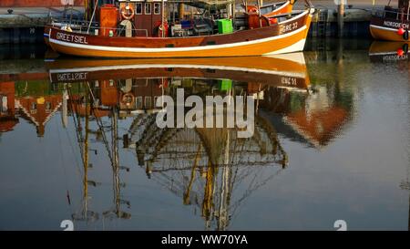 Krabben Kutter im Hafen von Greetsiel, Ostfriesland, Niedersachsen, Deutschland Stockfoto