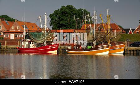 Krabben Kutter im Hafen von Greetsiel, Ostfriesland, Niedersachsen, Deutschland Stockfoto