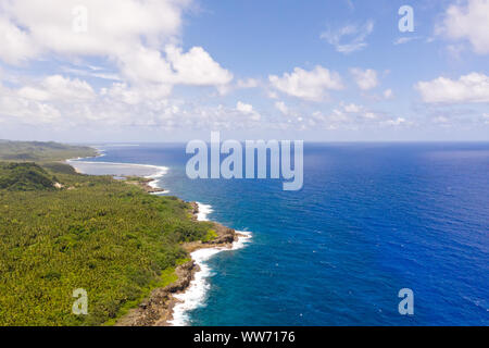 Die felsige Küste von einer tropischen Insel. Siargao, Philippinen. Marine mit Palmen in sonniges Wetter, Luftbild. Stockfoto