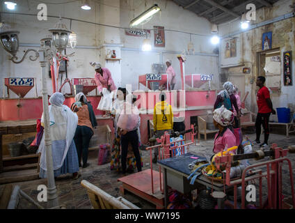 Eritreische Volk Körner in einer Mühle, Central region, Asmara, Eritrea zu schleifen Stockfoto