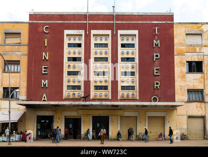 Die Außenseite des alten Gebäude im Art-Deco-Stil kino Impero 1937 während der italienischen Kolonialzeit, Central region, Asmara, Eritrea gebaut Stockfoto