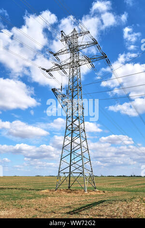 Ein Strom Pylon mit mittlerer Hochspannungsleitungen in Deutschland gesehen Stockfoto