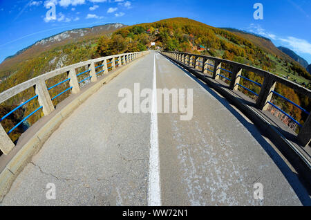 Brücke über den Fluss Tara Canyon, Fisheye Landschaft mit pfotographer Schatten Stockfoto