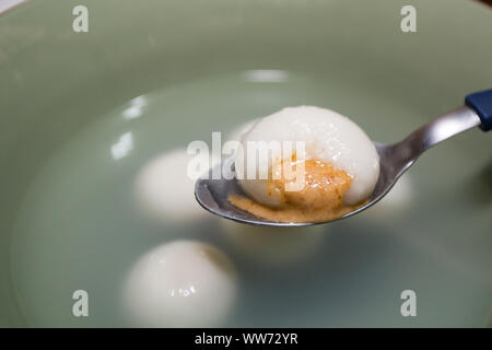 Peanut glutenhaltigen Reis Mehl Knödel (Tang Yuan), Reisbällchen mit süßen Erdnussbutter Füllung, Dessert Suppe bereit zu essen Stockfoto