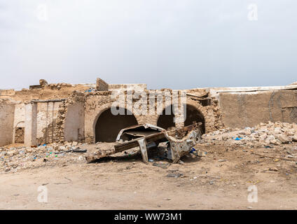 Rostigen Auto vor einem ehemaligen osmanischen Haus in Trümmern, Sahil region, Berbera, Somaliland Stockfoto