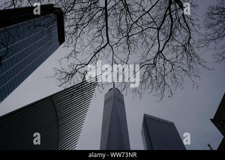 Die wiederaufgebaute World Trade Center Komplex in der Financial District in Manhattan mit der Oberseite des 1 WTC (World Trade Center, auch als Freedom Tower bekannt), die Spitzen der Türme aus 3, 4, 7 WTC und das Dach des Westfield World Trade Center aka Oculus. World Trade Center Komplex, Financial District, Lower Manhattan, New York City, New York, Vereinigte Staaten von Amerika Stockfoto