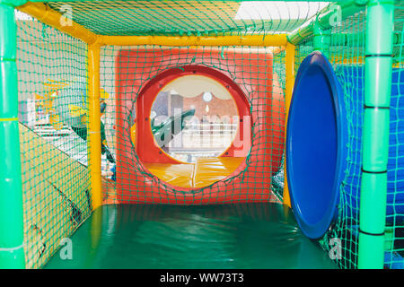 Moderne Spielplatz indoor. Kinder Dschungel in ein Spielzimmer. Runde Tunnel bei Kindern Fitnessraum Stockfoto