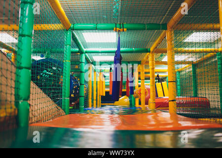 Moderne Spielplatz indoor. Kinder Dschungel in ein Spielzimmer. Runde Tunnel bei Kindern Fitnessraum Stockfoto