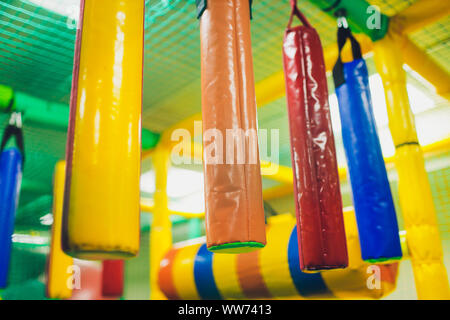 Moderne Spielplatz indoor. Kinder Dschungel in ein Spielzimmer. Runde Tunnel bei Kindern Fitnessraum Stockfoto