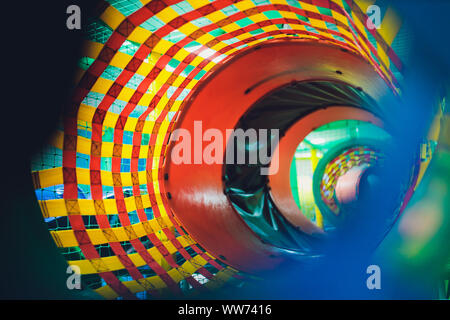 Moderne Spielplatz indoor. Kinder Dschungel in ein Spielzimmer. Runde Tunnel bei Kindern Fitnessraum Stockfoto