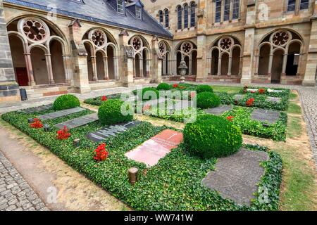 Friedhof und Kreuzgang, Hohen Dom St. Peter, Trier, Rheinland-Pfalz, Deutschland Stockfoto