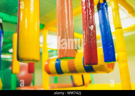 Moderne Spielplatz indoor. Kinder Dschungel in ein Spielzimmer. Runde Tunnel bei Kindern Fitnessraum Stockfoto