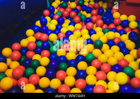Moderne Spielplatz indoor. Kinder Dschungel in ein Spielzimmer. Runde Tunnel bei Kindern Fitnessraum Stockfoto