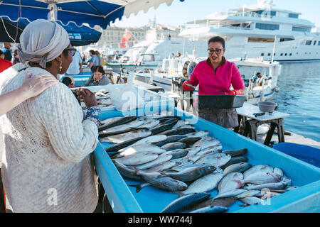 Auf dem Weg zum Alten Hafen in Marseille, Frankreich Stockfoto