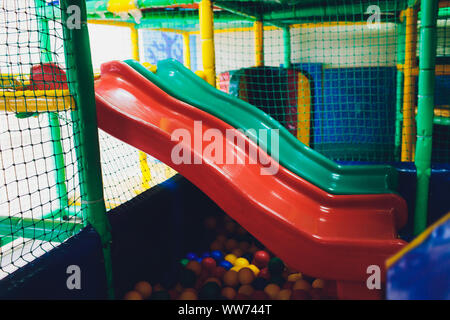 Moderne Spielplatz indoor. Kinder Dschungel in ein Spielzimmer. Runde Tunnel bei Kindern Fitnessraum Stockfoto