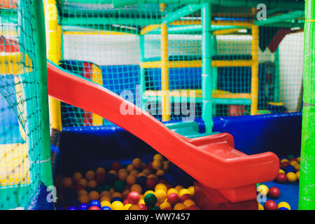 Moderne Spielplatz indoor. Kinder Dschungel in ein Spielzimmer. Runde Tunnel bei Kindern Fitnessraum Stockfoto