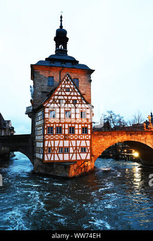 Das mittelalterliche Rathaus auf dem Fluss in Bamberg, Deutschland Stockfoto