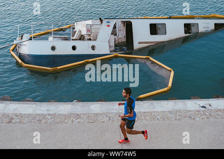 Versunkenen Schiff am Ufer der Rhone in Arles, Frankreich Stockfoto