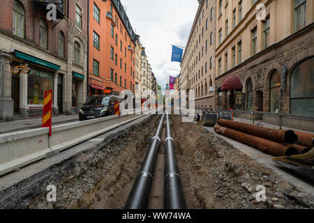 Stockholm, Schweden. September 2019. Ausgrabungen für die Verlegung von Leitungen in einem Stadtzentrum Straße Stockfoto