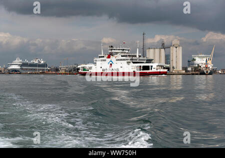 Hafen von Southampton, England, UK. September 2019. Über Southampton Wasser zum Hafen von Folkestone, Hampshire, Großbritannien Stockfoto