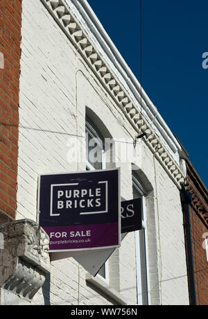 Für Verkauf Zeichen der Immobilienmakler lila Ziegel auf dem 19. Jahrhundert in Twickenham, Middlesex, England Stockfoto