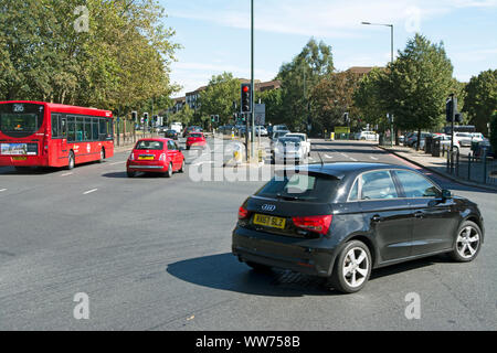 Kraftfahrzeuge Kreuzung Ecke chalkers, einer belebten Kreuzung im Südwesten von London, England Stockfoto