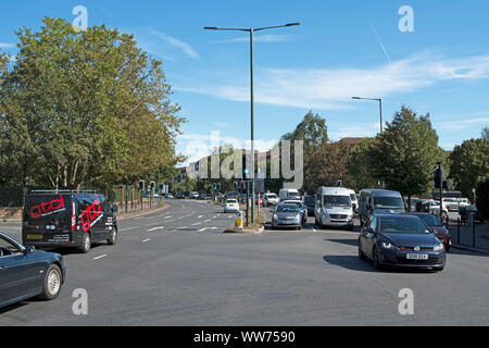 Kraftfahrzeuge Kreuzung Ecke chalkers, einer belebten Kreuzung im Südwesten von London, England Stockfoto