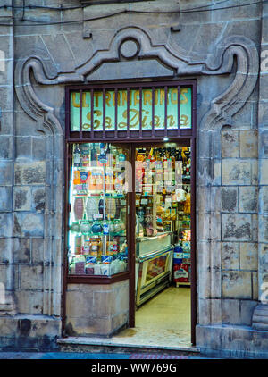 El Puerto de Santa Maria, Spanien - Juni 22., 2019. Eine typische antiken Verkaufsplattform für ein Lebensmittelgeschäft in einer Straße von El Puerto de Santa Maria. Andalusien, Spanien. Stockfoto