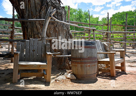 Barn Yard Stühle und Barrel am Erbe Farm in New Mexiko. Stockfoto