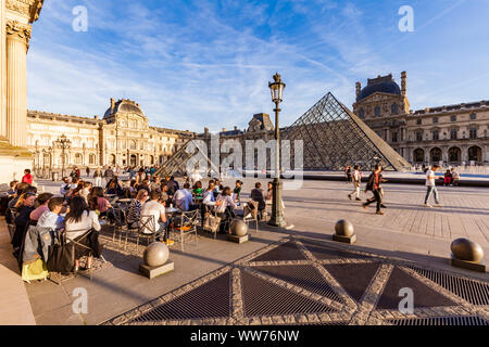 Frankreich, Paris, Louvre, Musée du Louvre, Le Café Marly Restaurant, Terrasse, Glas Pyramide Stockfoto