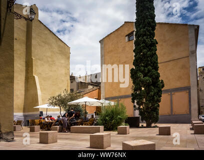 Cafe neben der Kathedrale von Saint Nur et Saint Pasteur de Narbonne, Frühling, Aude, Occitanie Region, Frankreich Stockfoto