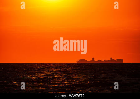 Frachter auf der Ostsee am Abend Licht, am arsser 'Dort' Stockfoto