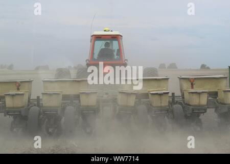 Ein Landwirt in der Nähe von Rankin Illinois Pflanzen Pflanzen im Frühling. Stockfoto