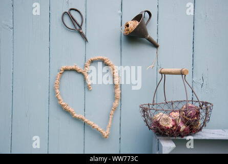 DIY-Herz aus Klebeband und Kabel Stockfoto