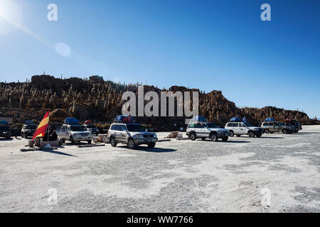 Bolivien, Uyuni, Salar de Uyuni Salzsee, Isla Incahuasi, Touristen mit SUVs Stockfoto