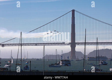 Niedriger Höhe über der Bucht von San Francisco mit der Golden Gate Bridge im Hintergrund. Stockfoto