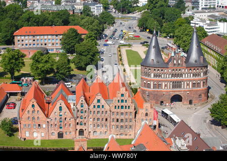 Blick auf die Altstadt Salz Lagerhäusern und Holstentor aus St. Peter's Kirche, Lübeck, Schleswig-Holstein, Deutschland, Europa Stockfoto